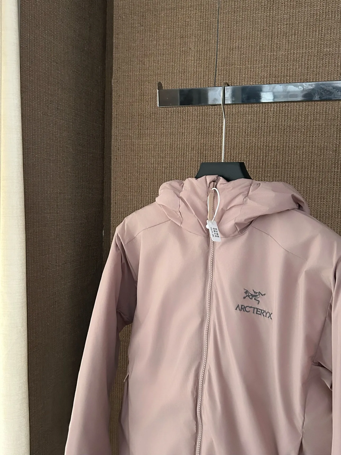 【Arcteryx Atom Hoody 】 : Arcteryx， ， ， 。 ， ， 。 ，Arcteryx ， 。Quality、 ， 。 ， + : ✅ 100% ，Tyono 30 ， ， ✅ ， Wear-Resistant Breathable ✅ ， ， ✅ ， ， ， ✅ 、 ， ， ✅ logo ， ✅ YKK， ✅ ：Coreloft TM Continuous 65 ， ✅（65g/m 2) : ，Breathable ，ATOM Coreloft TM Continuous ， ， ， ， Wear-Resistant ， ， ， 。